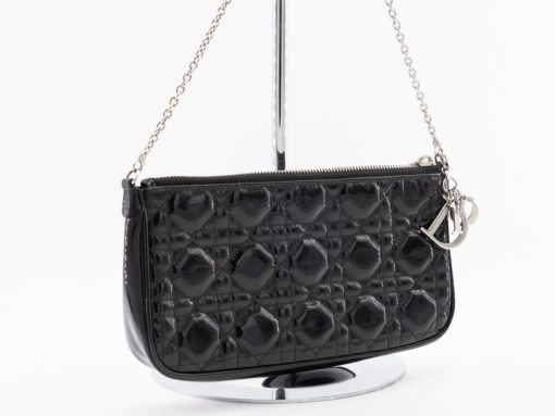 Pochette Dior Lady Dior authentique d'occasion en cuir vernis noir et bijouterie argentée