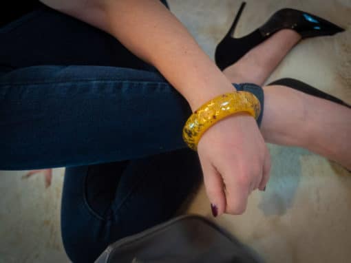 Bracelet Jonc Louis Vuitton Monogram Inclusion authentique d'occasion en résine jaune