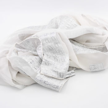 Étole Dior en mousseline de soie avec sigles brodés en fils d'argent